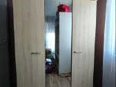 Parduodamas drabužių spinta.