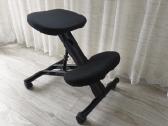Ergonominė kėdė remiantis keliais