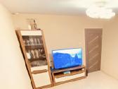 Svetainės TV spintelė ir vitrininė spinta