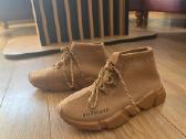 Balenciaga mot batai