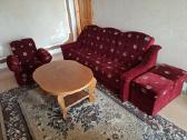 Sofa-lova; foteliai su pufais