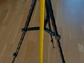 Jdkj trikojis veiksmo kamerai. Aukštis apie 80 cm.