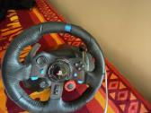 Logitech G29 vairas su pedalais ir pavarų dežė.