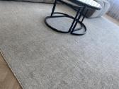 Dolometi švieisiai pilkas kilimas
