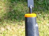 Žolės grandiklis tarp trinkelių Fiskars su kotu