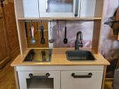 Vaikiškas ikea staliukas su kėdėmis ir virtuvėlė - nuotraukos Nr. 2
