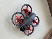Dronas dji avata su baterija