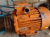 Elektros motoras 5,5 kw 1500 aps su skriemuliu