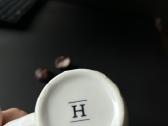 Puodelis su "H" zymejimu