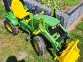 John Deere minamas traktorius su kaušu