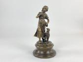 Bronzinė statula "piemenaitė su avimi"