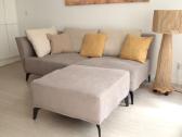 Moderni sofa su pufu