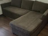 Tamsiai ruda sofa lovo su ančiužiniu