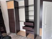 Parduodama stumdoma drabužių spinta su veidrodžiu