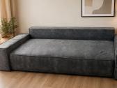 Sofa su miegama dalimi