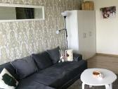 Minkštas svetainės kampas su miegamąja funkcija.
