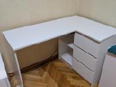 Kampinis rašomasis stalas su stalčiais