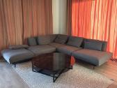 Parduodama minkšta kampinė sofa su kavos staliuku