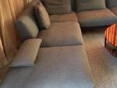 Parduodama minkšta kampinė sofa su kavos staliuku - nuotraukos Nr. 3