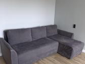 Veliūrinio audinio sofa-lova.