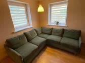 Žalia kampinė sofa su miegama dalimi