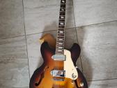 El.gitara su kolonelle , "Fuzu" bei priedais