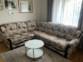 Kampinė sofa-lova su gėlių raštu