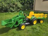 John Deere traktorius su priekaba ir kaušu