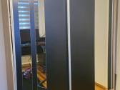 Parduodama talpi stumdomų durų spinta su veidrodži - nuotraukos Nr. 2
