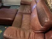 Odinė sofa su pufu