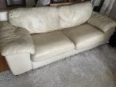 Dovanojama naudota odine sofa-lova su pufu
