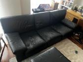 Juoda odinė sofa su pufu - nuotraukos Nr. 3