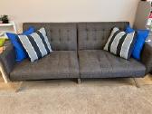 Sofa lova su pagalvėlėmis