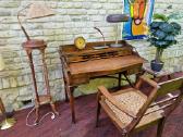 Art Nouveau raudonmedžio masyvo rašomojo stalas