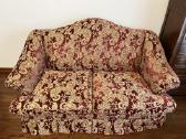 Klasikinė dvivietė sofa, bordo ir aukso spalvų - nuotraukos Nr. 2