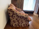 Klasikinė dvivietė sofa, bordo ir aukso spalvų - nuotraukos Nr. 4
