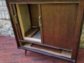 Vintažinė mid century raudonmedžio spintelė - nuotraukos Nr. 13