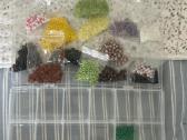 Įvairių dydžių ir spalvų plastmasiniai karoliukai - nuotraukos Nr. 3