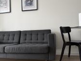 Trivietė tamsiai pilkos spalvos sofa - nuotraukos Nr. 2