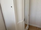 3 durų spinta su veidrodžiu ir naktiniai staliukai - nuotraukos Nr. 2