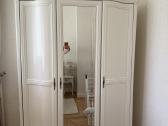 3 durų spinta su veidrodžiu ir naktiniai staliukai - nuotraukos Nr. 4
