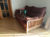 Nedidelė ruda sofa su mediniu rėmu - nuotraukos Nr. 2