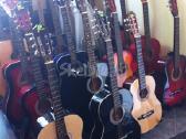 Įvairios gitaros, ukulėlės