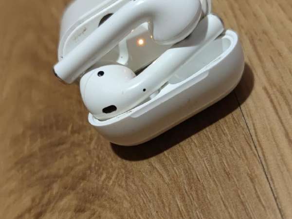 Apple hotsell AirPods 1st generation