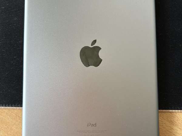 Apple iPad 6th Generation 32GB in outlet Black