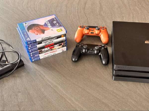 中古】【店頭展示使用品】Sony PlayStation4 Pro CUH-7100BB01
