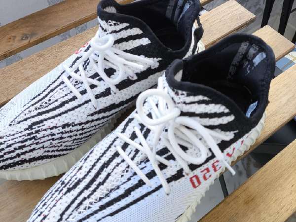 靴 YEEZY BOOST 350 V2 ADULTS Buy the iconic Adidas Yeezy 350 at SneakerMood – SneakerMood