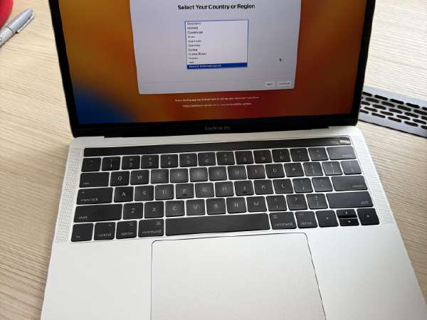 【美品】MacBook Pro 2017 touch bar Apple Macbook Pro Touch Bar 2017 i5. Order yours today