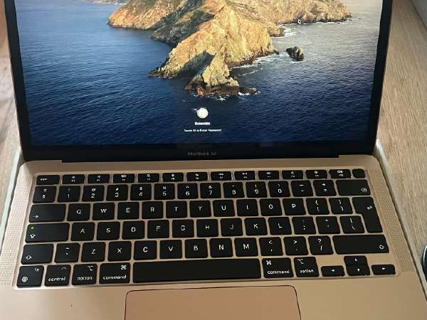 Apple MacBook Air ゴールド　8GB 13.3インチMacBook Air [整備済製品] 8コアCPUと7コアGPUを搭載
