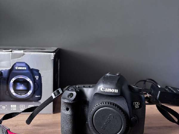 Canon EOS 5D MarkⅢ Amazon.com : Canon EOS 5D Mark III 22.3 MP Full Frame CMOS with